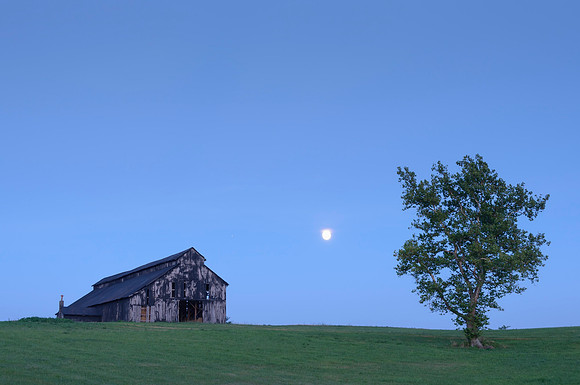 Moonrise_Barn_5233